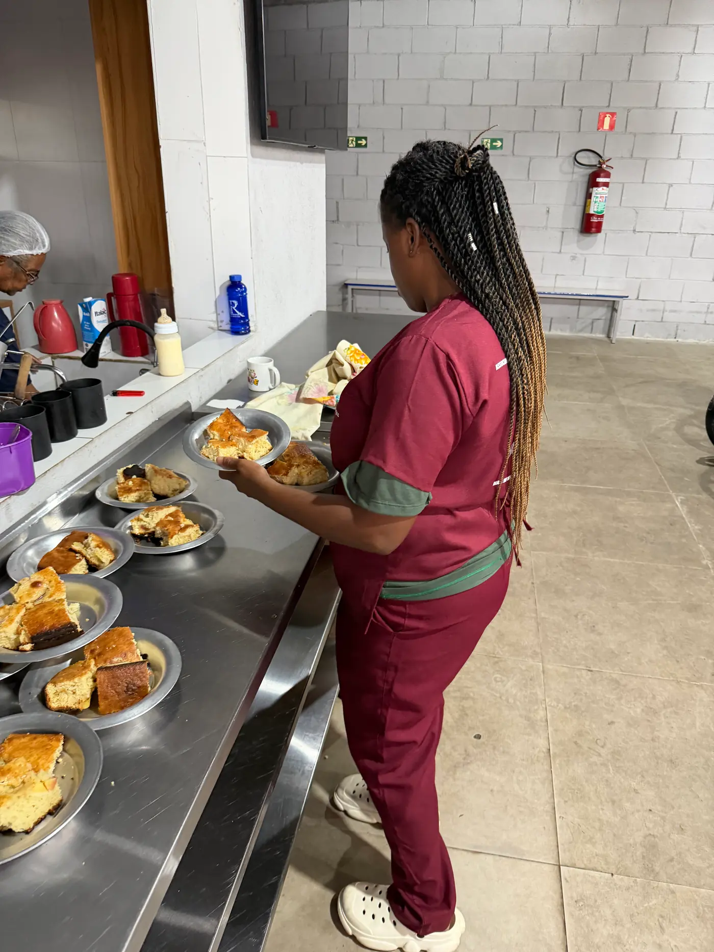Cuidadora servindo as refeições