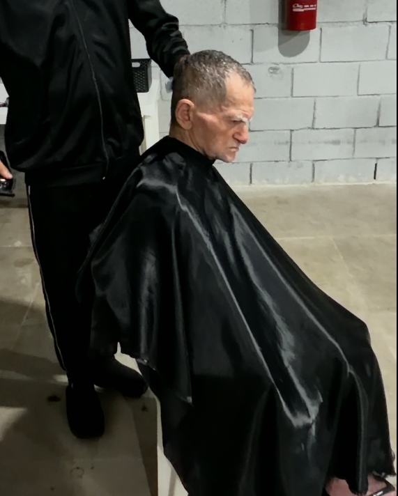 Idoso recebendo corte de cabelo no Lar Mãos Amigas