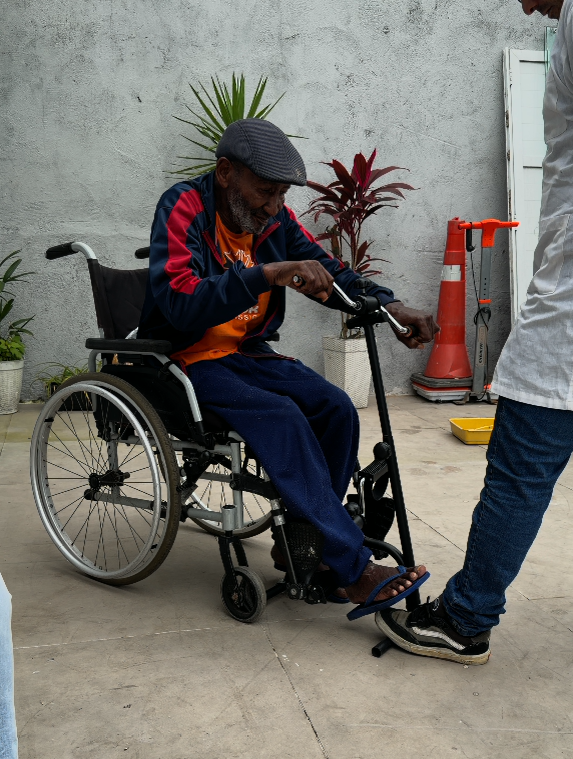 Cuidado individual a residente em cadeira de rodas