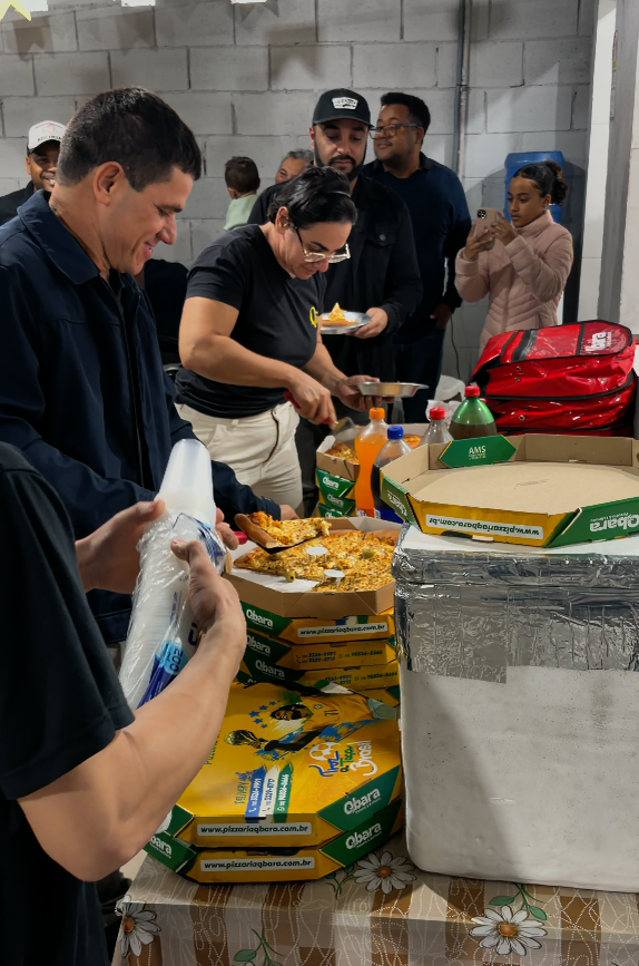 Momento especial com pizza compartilhada no lar