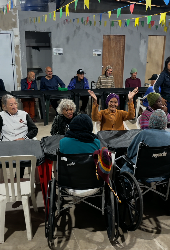 Idosos reunidos em atividade no Lar Mãos Amigas